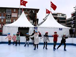 YARI YIL TATİLİNDE BUZ PATENİ KEYFİ